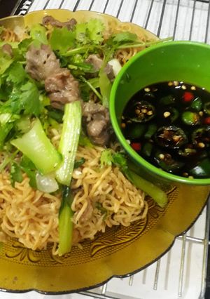 Hình của món Mì gói xào thịt bò, cải thìa ☂.