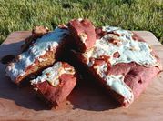 Una foto di focaccia con stracchino