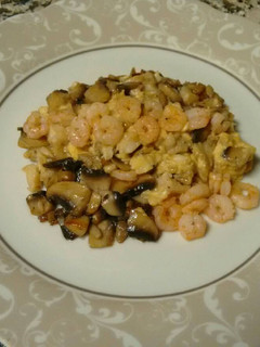 Una foto de Revuelto de merluza con champiñón y gambas