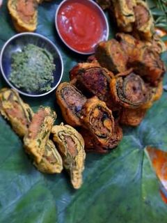 સ્ટફ પાત્રા (તળેલા અને બાફેલા)(staff patra Recipe in gujarati) રેસીપી મુખ્ય ફોટો