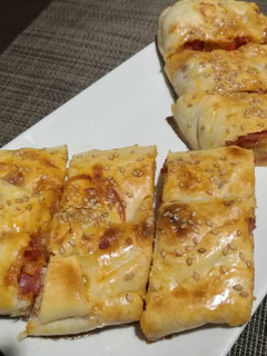 Una foto de Stromboli de chorizo picante