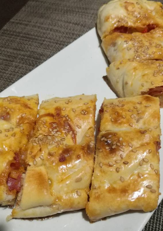 Una foto de Stromboli de chorizo picante
