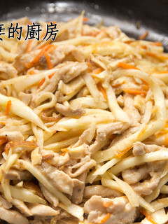 憶霖《8佳醬》黑胡椒牛排醬-茭白筍炒清雞 的食譜成品照片