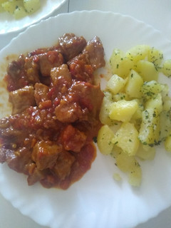 Una foto de Lomo de cerdo con cerveza y patatas de acompañamiento