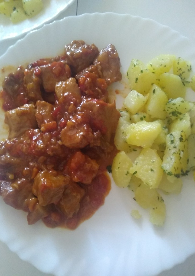 Una foto de Lomo de cerdo con cerveza y patatas de acompañamiento