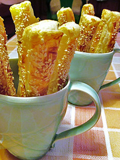 Una foto de Barritas de masa de hojaldre con sésamo - pica pica