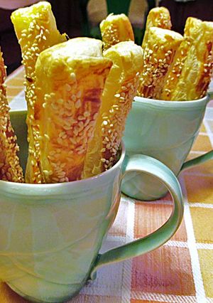 Foto principal de Barritas de masa de hojaldre con sésamo - pica pica