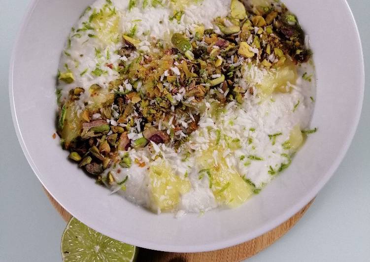 Overnight porridge with coconut, lime and pineapple