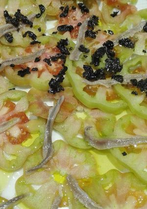 Foto principal de Carpacio de tomate con anchoas y picada de aceitunas negras