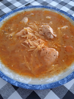 Una foto de Fideos guisaos con pollo