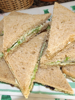 Una foto de Sándwich de atún y pasta de aguacate con lima