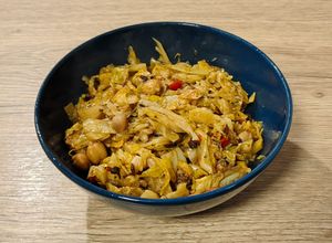 Foto principal de Repollo con garbanzos y bacalao al ajo negro