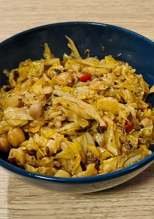 Una foto de Repollo con garbanzos y bacalao al ajo negro