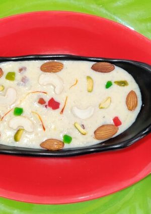 A picture of Sheer khurma.
