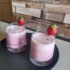 સ્ટ્રોબેરી મિલ્કશેક (Strawberry Milkshake Recipe In Gujarati) રેસીપી મુખ્ય ફોટો