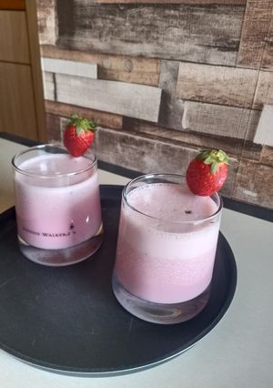 સ્ટ્રોબેરી મિલ્કશેક (Strawberry Milkshake Recipe In Gujarati) રેસીપી મુખ્ય ફોટો