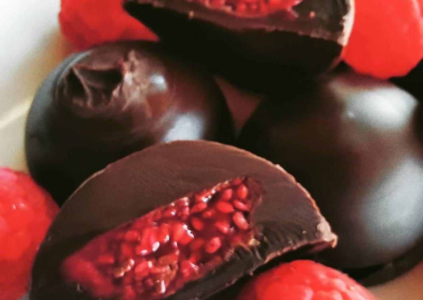 Bombones saludables de chocolate rellenos de mermelada de frambuesa