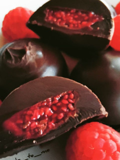 Una foto de Bombones saludables de chocolate rellenos de mermelada de frambuesa