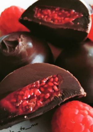 Una foto de Bombones saludables de chocolate rellenos de mermelada de frambuesa