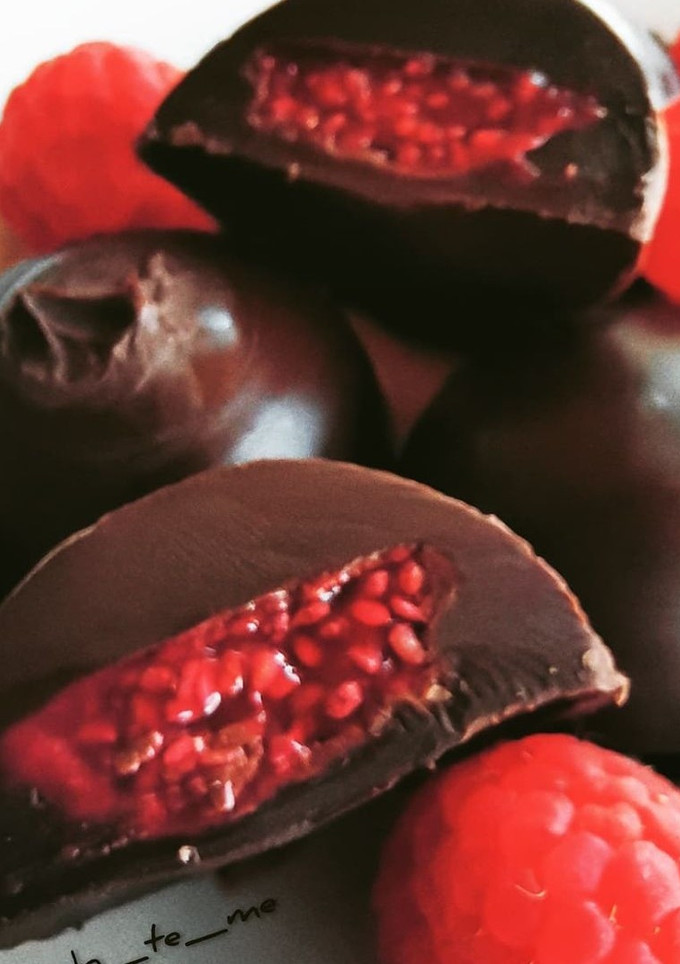 Una foto de Bombones saludables de chocolate rellenos de mermelada de frambuesa