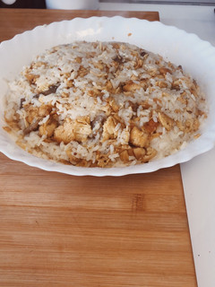 Una foto de Arroz con pollo y champiñones