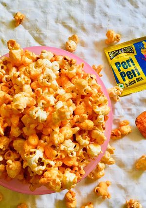 પેરી પેરી ચીઝ પોપકોન (Peri Peri Cheese Popcorn Recipe In Gujarati) રેસીપી મુખ્ય ફોટો