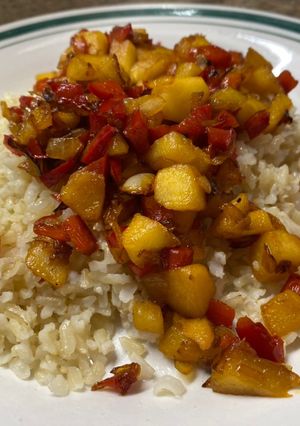 Una foto de Arroz integral con verduras y frutas salteadas