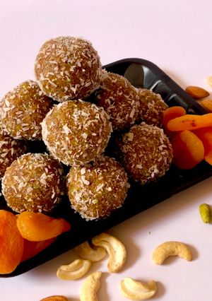A picture of Apricot Dry Fruit Energy Balls.