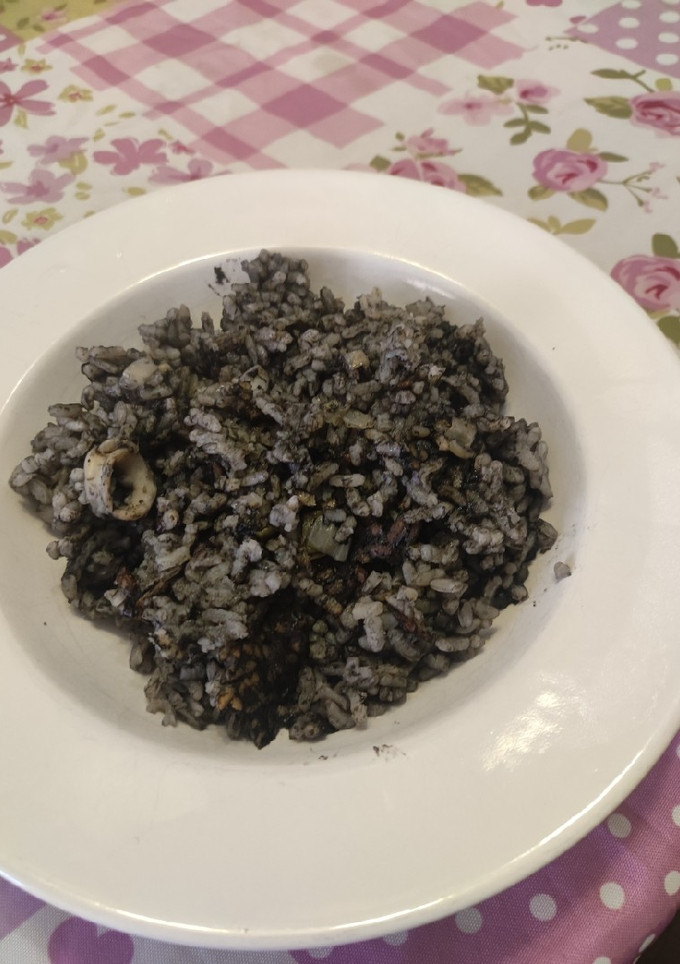 Una foto de Arroz negro con calamares