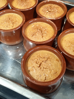 Una foto de Flan de turrón duro
