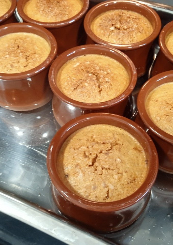 Una foto de Flan de turrón duro