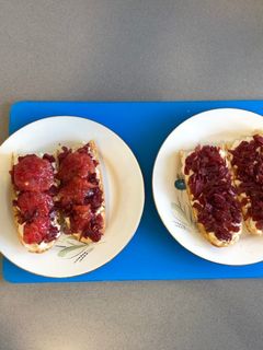 Una foto de Tosta de cecina y queso de cabra