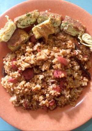 Foto resep Nasi goreng komplit (sambel ikan roa+sosis+telur dadar gulung)
