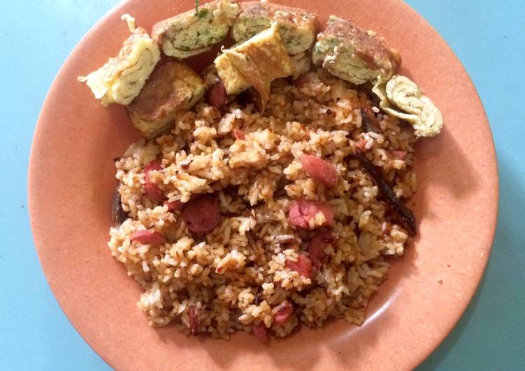 Resep Nasi goreng komplit (sambel ikan roa+sosis+telur dadar gulung), Lezat