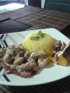 Una foto de Pollo con champiñones y bacon