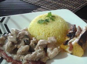 Una foto de Pollo con champiñones y bacon