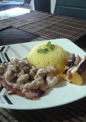 Una foto de Pollo con champiñones y bacon