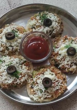 મીની ભાખરી પીઝા રેસીપી મુખ્ય ફોટો