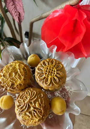 A picture of Sugar-Free Mixed Nut Mooncakes.