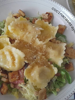 Una foto de Ensalada templada de raviolis