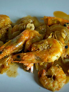 Una foto de Langostinos encebollados