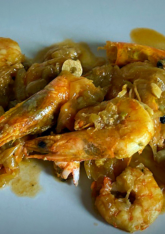 Una foto de Langostinos encebollados
