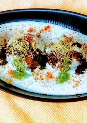 A picture of Keema dahi vada.