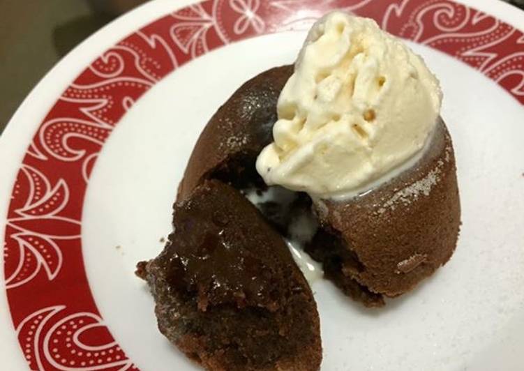 Molten lava cake with vanilla icecream