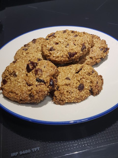 Una foto de Galletas de chocolate, avena, y arándanos sin mantequilla