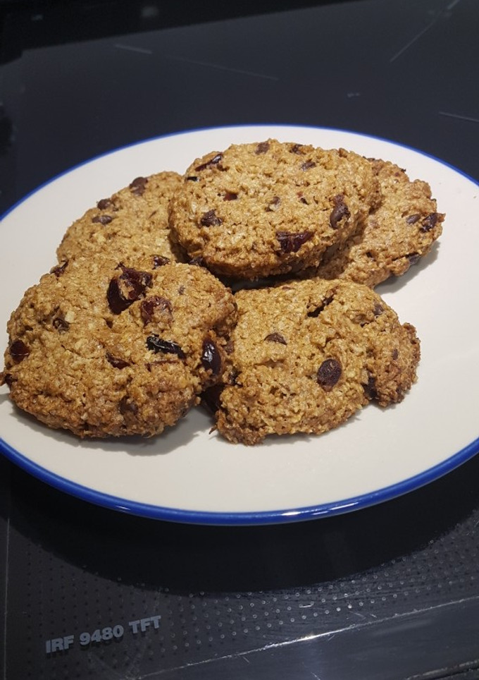Una foto de Galletas de chocolate, avena, y arándanos sin mantequilla