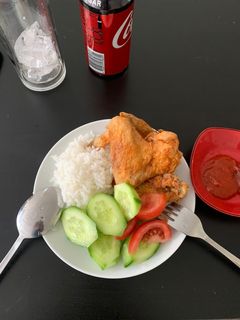 Hình của món Cơm cánh gà chiên giòn.