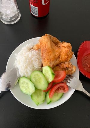 Hình của món Cơm cánh gà chiên giòn.