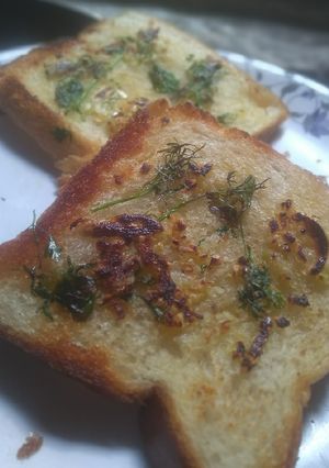 ক্রঞ্চি গার্লিক ব্রেড (Crunchy garlic bread recipe in Bengali) রেসিপির প্রধান ছবি