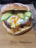 Sándwich de huevo, chorizo y queso